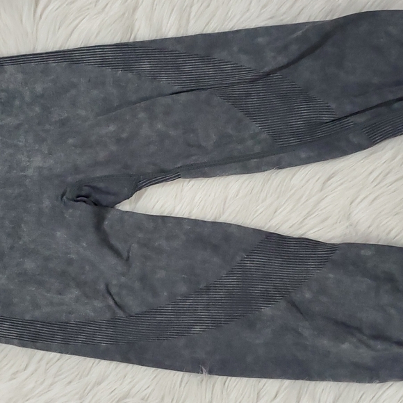 VS Pink seamless gray leggings - Picture 5 of 9